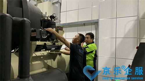 工廠客戶(hù)進(jìn)行約克機(jī)組水系統(tǒng)保養(yǎng)